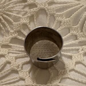 Elegant Silver-Toned Women's Ring